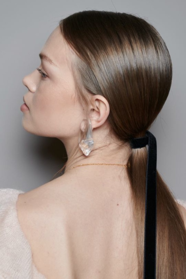 مجموعة Zimmermann لخريف وشتاء 2023-2024: تآزر بين الجينز والفساتين بأسلوب أنثويّ ساحر