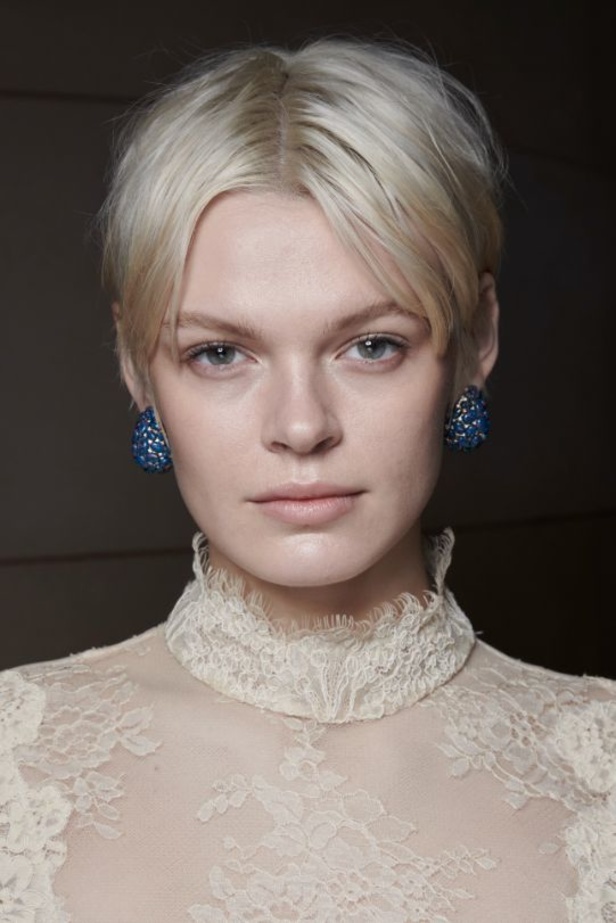 مجموعة Zimmermann لخريف وشتاء 2023-2024: تآزر بين الجينز والفساتين بأسلوب أنثويّ ساحر