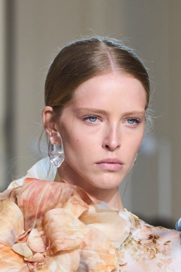 مجموعة Zimmermann لخريف وشتاء 2023-2024: تآزر بين الجينز والفساتين بأسلوب أنثويّ ساحر