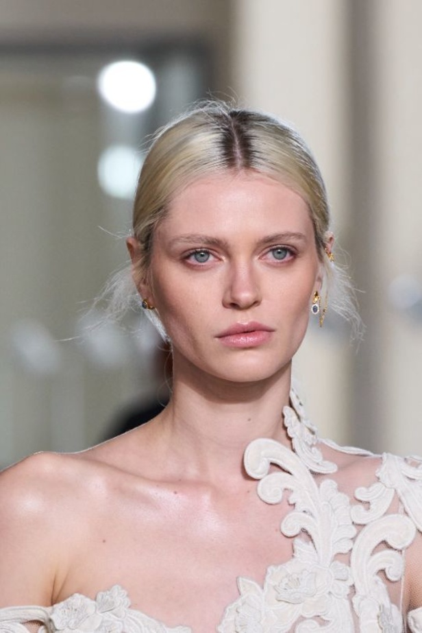 مجموعة Zimmermann لخريف وشتاء 2023-2024: تآزر بين الجينز والفساتين بأسلوب أنثويّ ساحر