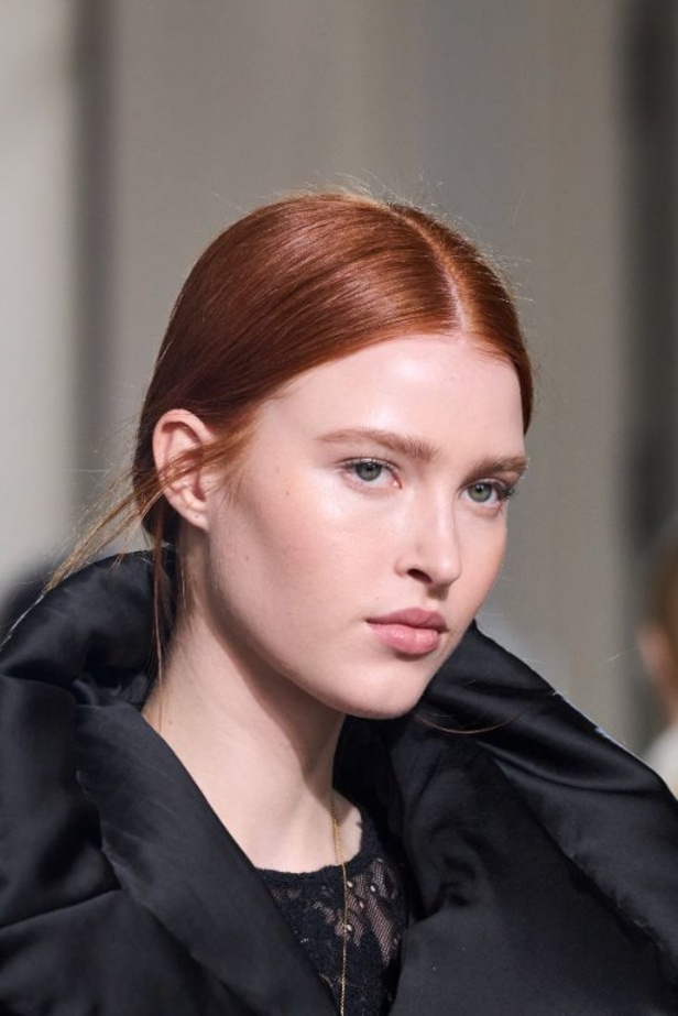 مجموعة Zimmermann لخريف وشتاء 2023-2024: تآزر بين الجينز والفساتين بأسلوب أنثويّ ساحر