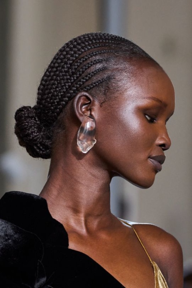 مجموعة Zimmermann لخريف وشتاء 2023-2024: تآزر بين الجينز والفساتين بأسلوب أنثويّ ساحر