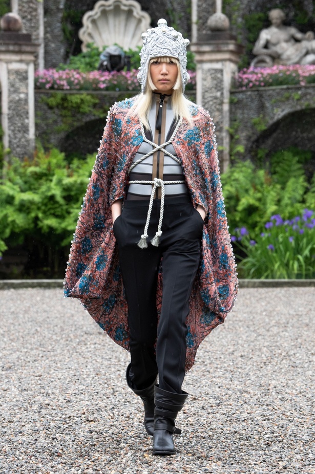 لويس فويتون تقدّم مجموعة Cruise 2024 بأجواء خيالية في إيزولا بيلا 