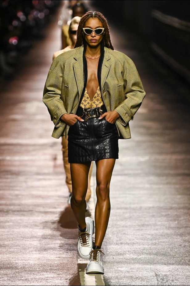 مجموعة Louis Vuitton لموسم ما قبل خريف 2023.. قصات كاجوال وعودة الجلد الى الواجهة