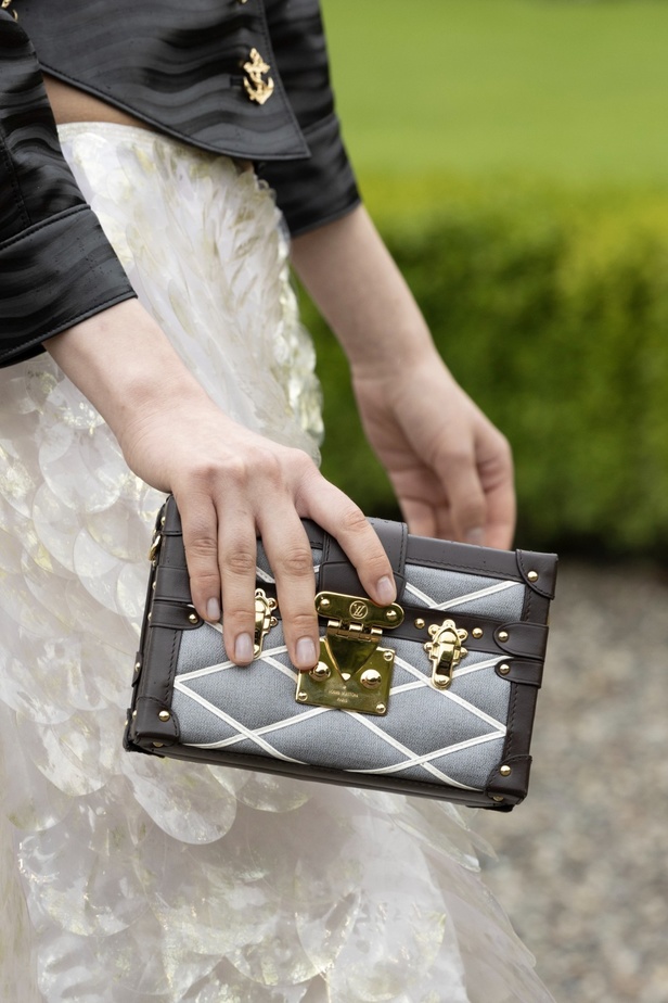 لويس فويتون تقدّم مجموعة Cruise 2024 بأجواء خيالية في إيزولا بيلا 