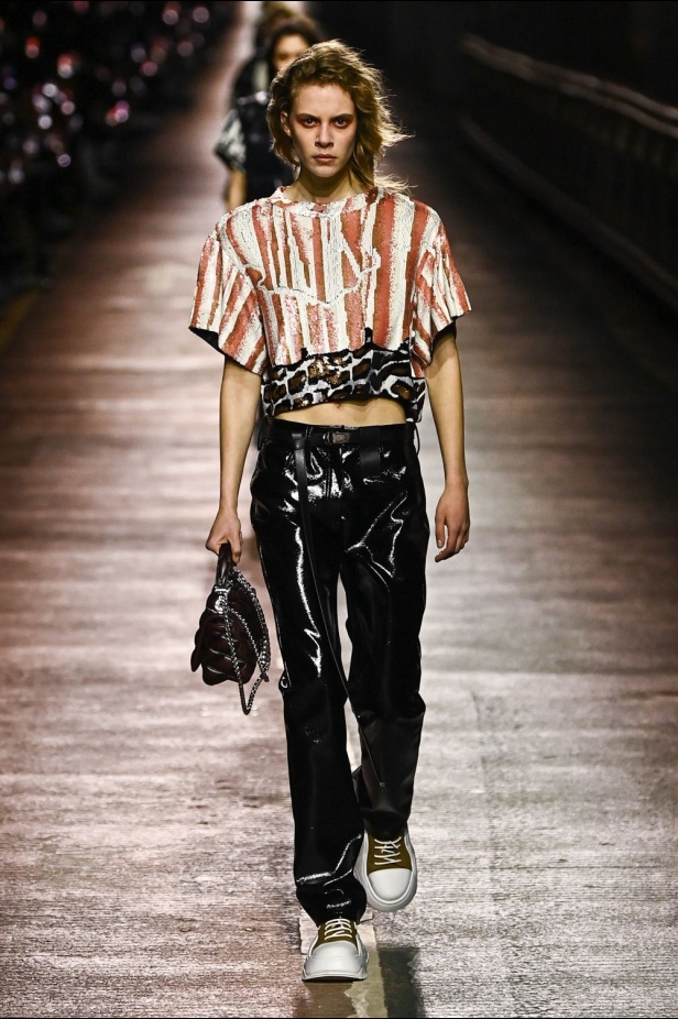 مجموعة Louis Vuitton لموسم ما قبل خريف 2023.. قصات كاجوال وعودة الجلد الى الواجهة