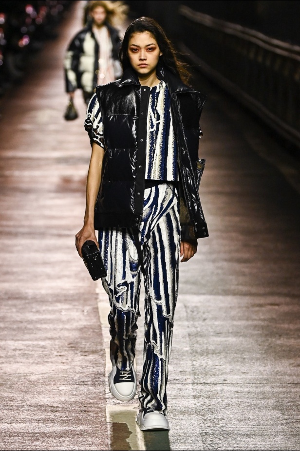 مجموعة Louis Vuitton لموسم ما قبل خريف 2023.. قصات كاجوال وعودة الجلد الى الواجهة