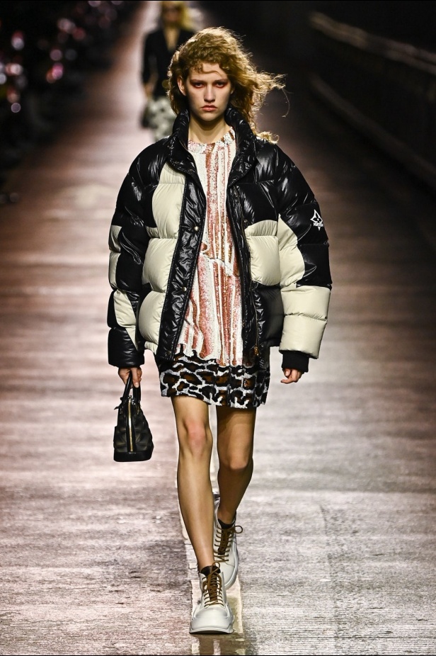 مجموعة Louis Vuitton لموسم ما قبل خريف 2023.. قصات كاجوال وعودة الجلد الى الواجهة