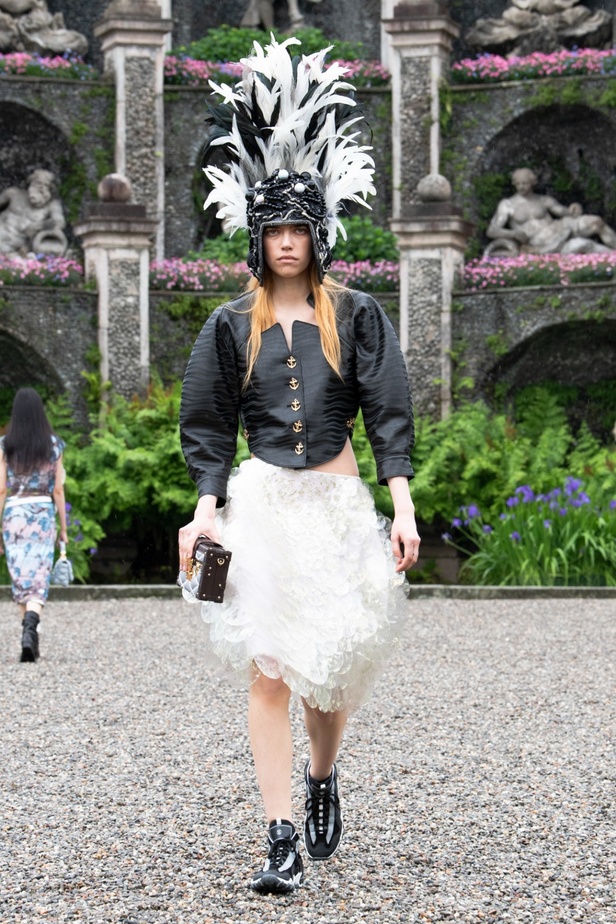 لويس فويتون تقدّم مجموعة Cruise 2024 بأجواء خيالية في إيزولا بيلا 