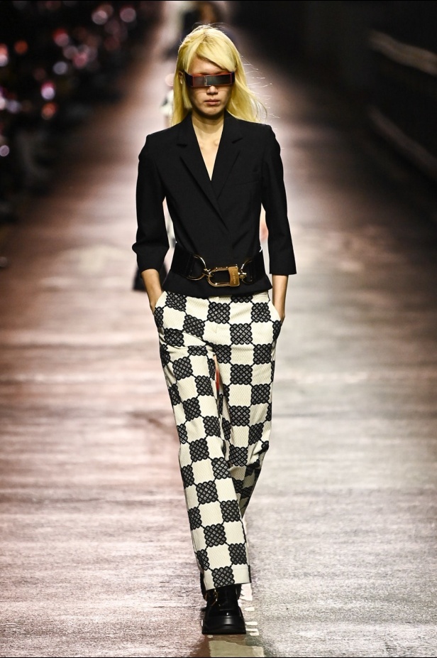 مجموعة Louis Vuitton لموسم ما قبل خريف 2023.. قصات كاجوال وعودة الجلد الى الواجهة