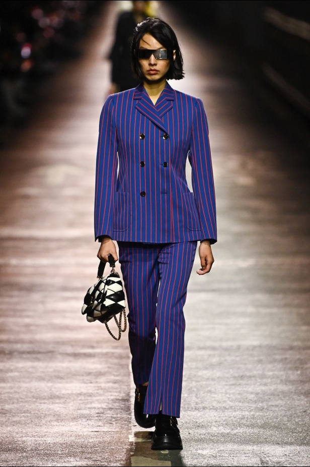 مجموعة Louis Vuitton لموسم ما قبل خريف 2023.. قصات كاجوال وعودة الجلد الى الواجهة