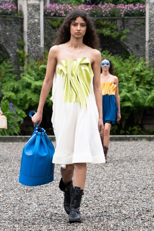 لويس فويتون تقدّم مجموعة Cruise 2024 بأجواء خيالية في إيزولا بيلا 