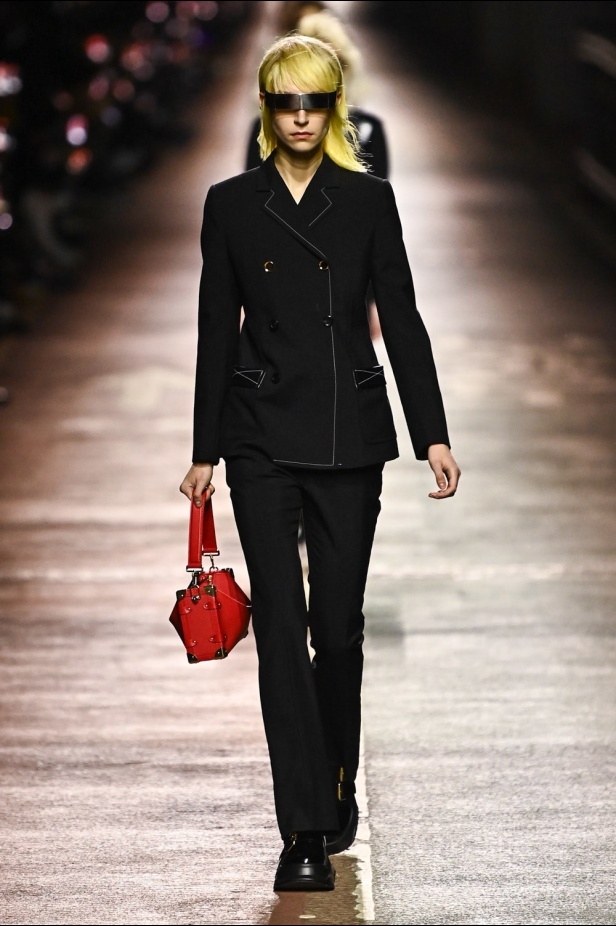 مجموعة Louis Vuitton لموسم ما قبل خريف 2023.. قصات كاجوال وعودة الجلد الى الواجهة