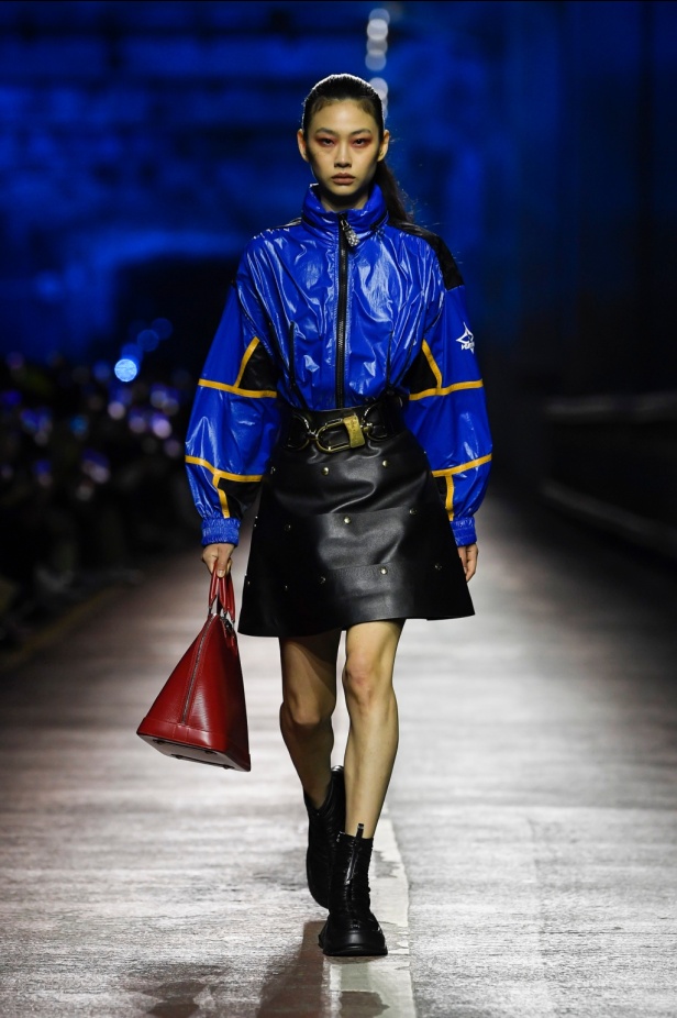 مجموعة Louis Vuitton لموسم ما قبل خريف 2023.. قصات كاجوال وعودة الجلد الى الواجهة