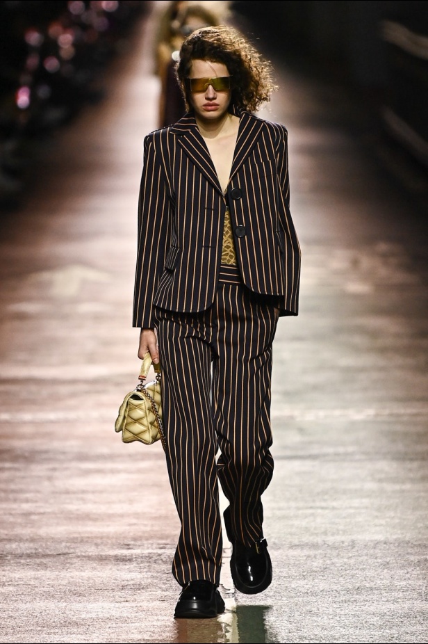 مجموعة Louis Vuitton لموسم ما قبل خريف 2023.. قصات كاجوال وعودة الجلد الى الواجهة