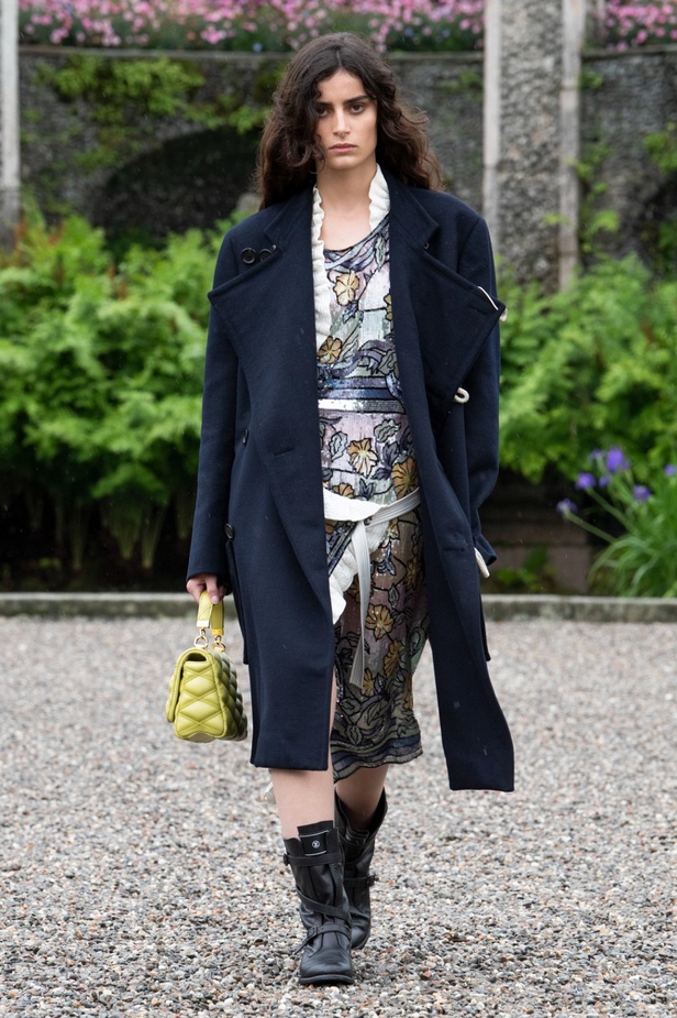 لويس فويتون تقدّم مجموعة Cruise 2024 بأجواء خيالية في إيزولا بيلا 