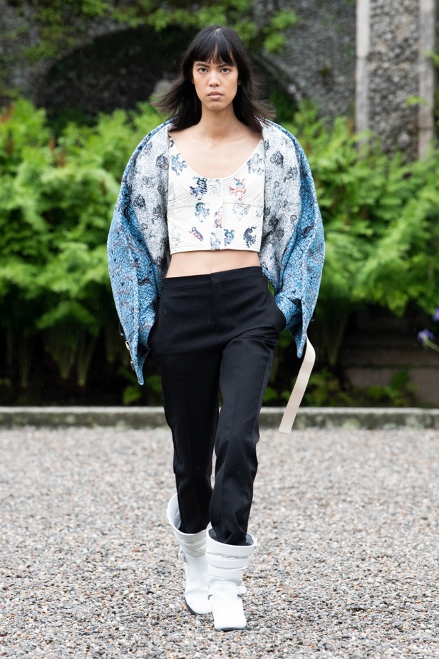 لويس فويتون تقدّم مجموعة Cruise 2024 بأجواء خيالية في إيزولا بيلا 