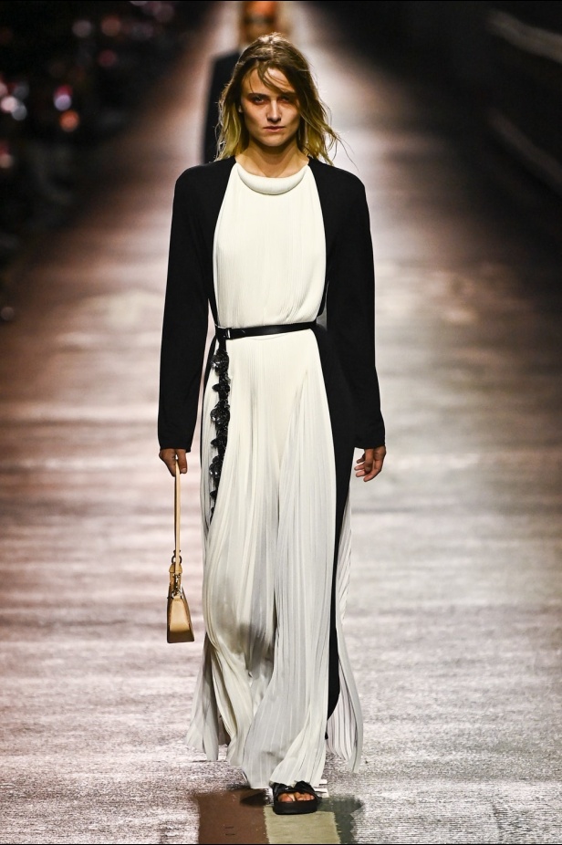 مجموعة Louis Vuitton لموسم ما قبل خريف 2023.. قصات كاجوال وعودة الجلد الى الواجهة