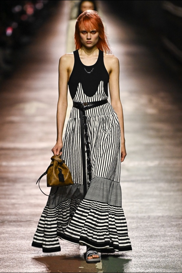 مجموعة Louis Vuitton لموسم ما قبل خريف 2023.. قصات كاجوال وعودة الجلد الى الواجهة