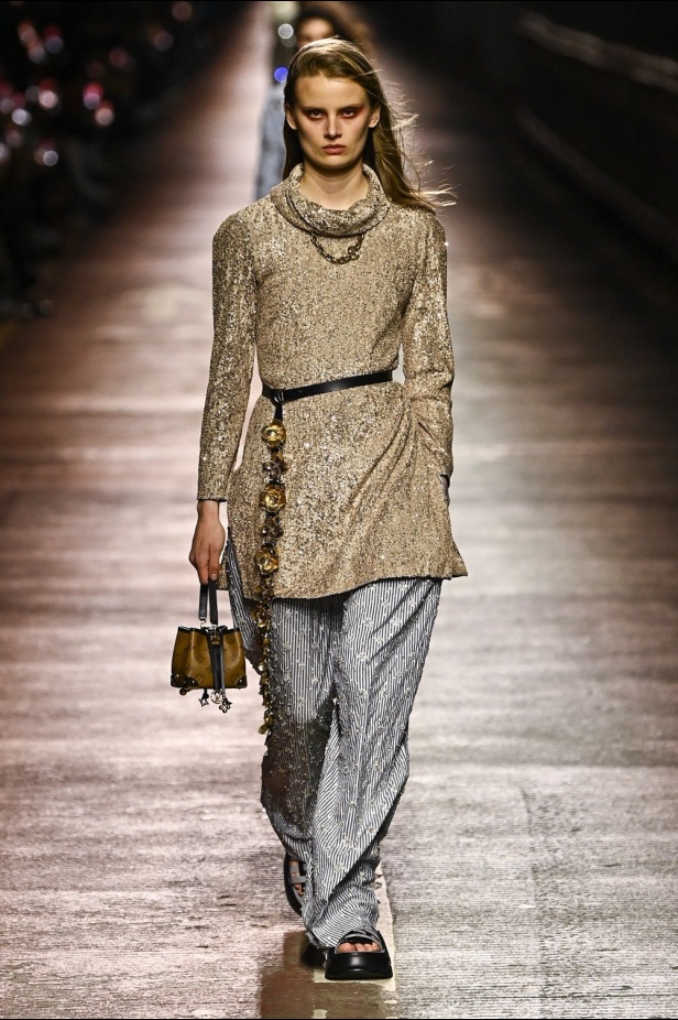 مجموعة Louis Vuitton لموسم ما قبل خريف 2023.. قصات كاجوال وعودة الجلد الى الواجهة