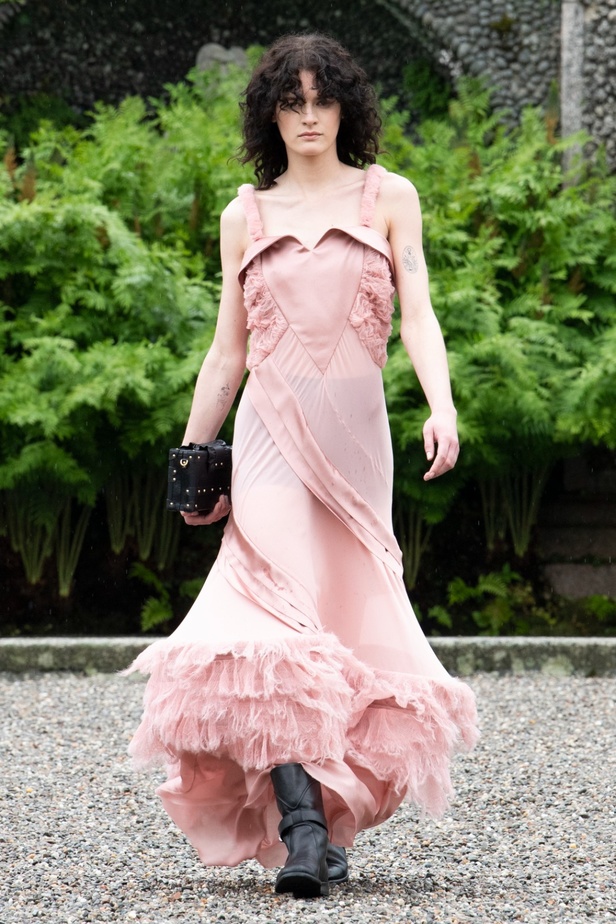 لويس فويتون تقدّم مجموعة Cruise 2024 بأجواء خيالية في إيزولا بيلا 