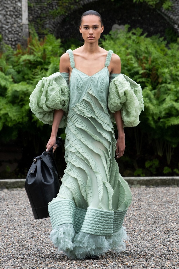 لويس فويتون تقدّم مجموعة Cruise 2024 بأجواء خيالية في إيزولا بيلا 