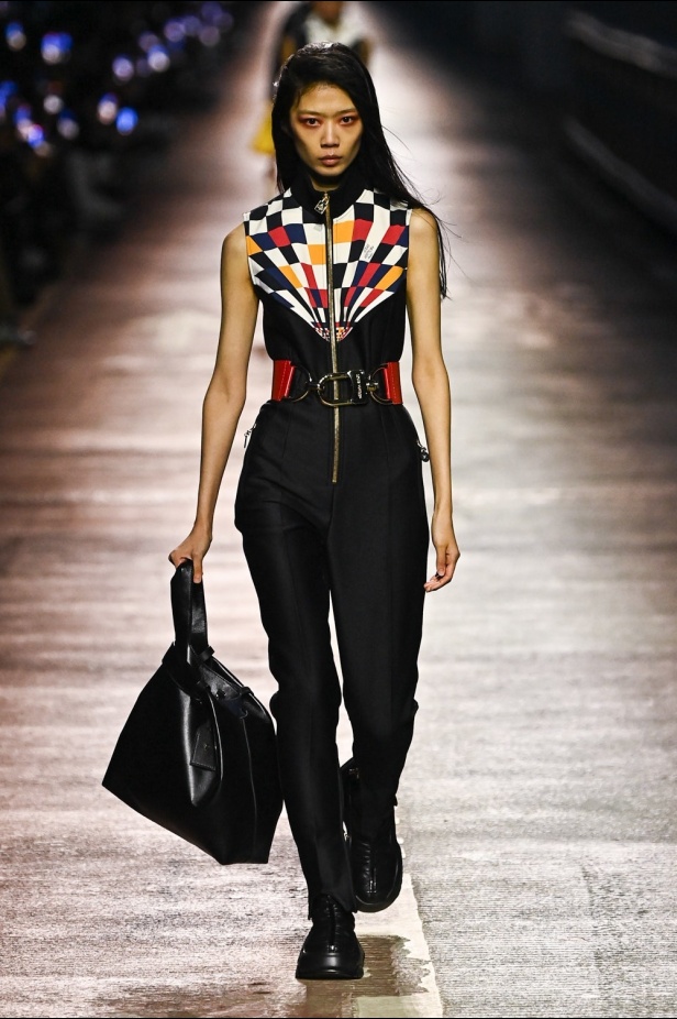 مجموعة Louis Vuitton لموسم ما قبل خريف 2023.. قصات كاجوال وعودة الجلد الى الواجهة