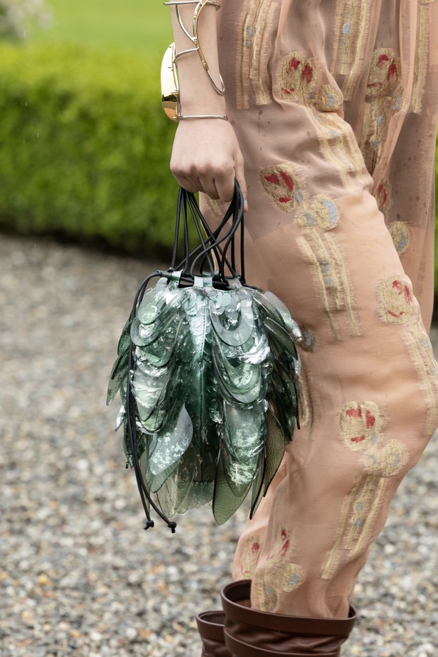 لويس فويتون تقدّم مجموعة Cruise 2024 بأجواء خيالية في إيزولا بيلا 