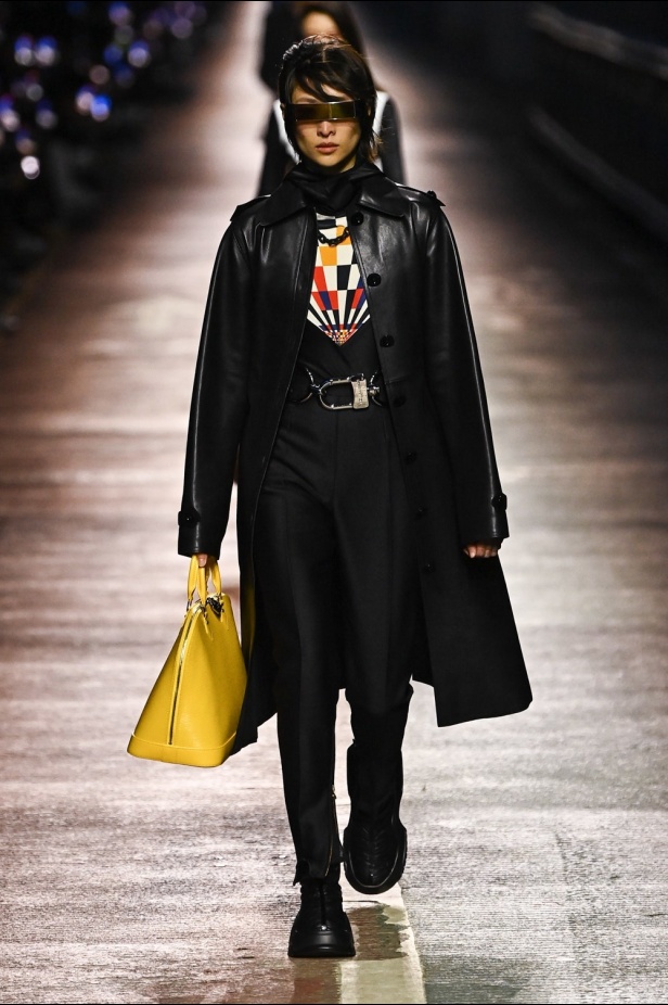 مجموعة Louis Vuitton لموسم ما قبل خريف 2023.. قصات كاجوال وعودة الجلد الى الواجهة