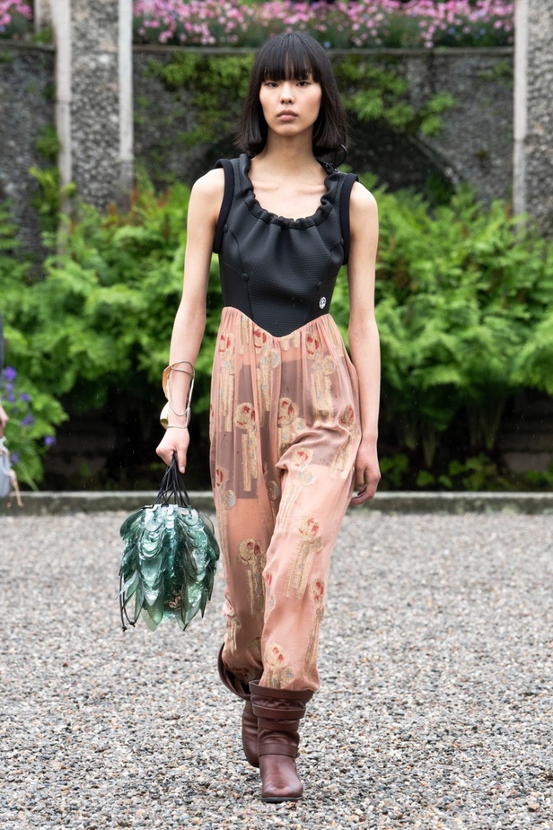 لويس فويتون تقدّم مجموعة Cruise 2024 بأجواء خيالية في إيزولا بيلا 