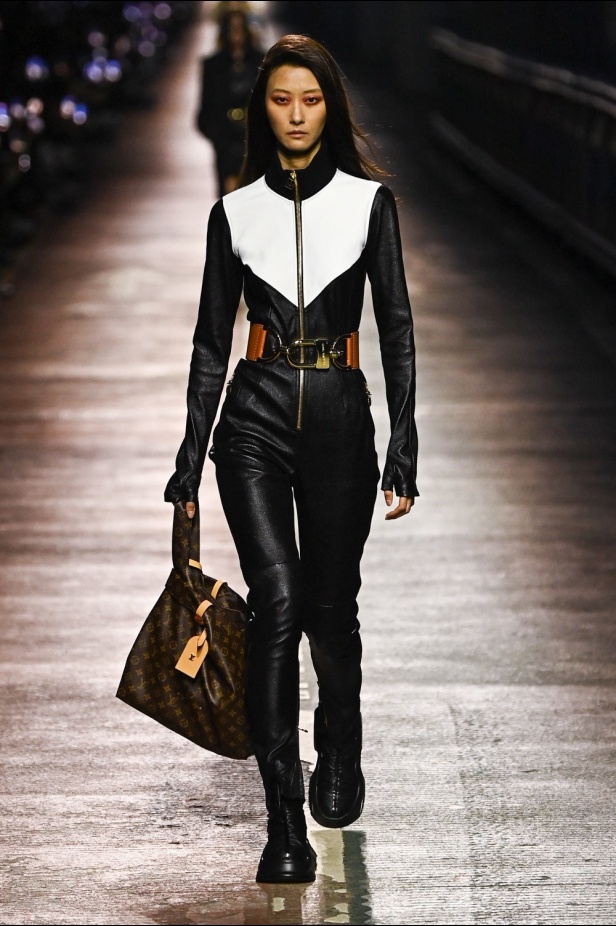 مجموعة Louis Vuitton لموسم ما قبل خريف 2023.. قصات كاجوال وعودة الجلد الى الواجهة