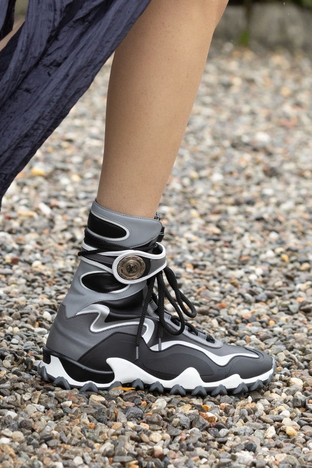 لويس فويتون تقدّم مجموعة Cruise 2024 بأجواء خيالية في إيزولا بيلا 