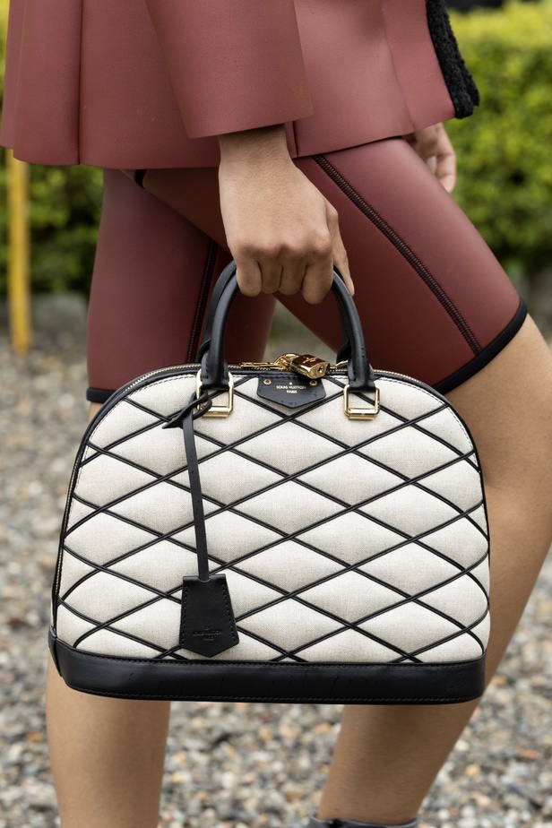 لويس فويتون تقدّم مجموعة Cruise 2024 بأجواء خيالية في إيزولا بيلا 