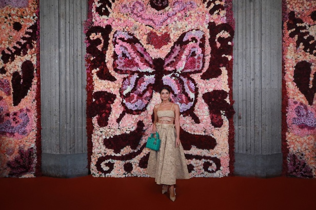 مجموعة Dior Cruise لعام 2024: احتفال بـ"فريدا كاهلو" والحرفية الاستثنائية