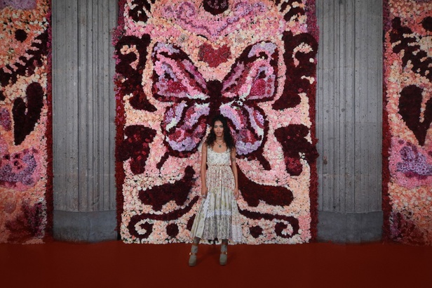 مجموعة Dior Cruise لعام 2024: احتفال بـ"فريدا كاهلو" والحرفية الاستثنائية