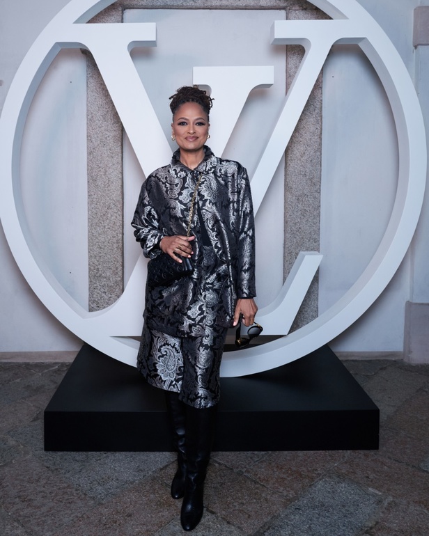 لويس فويتون تقدّم مجموعة Cruise 2024 بأجواء خيالية في إيزولا بيلا 