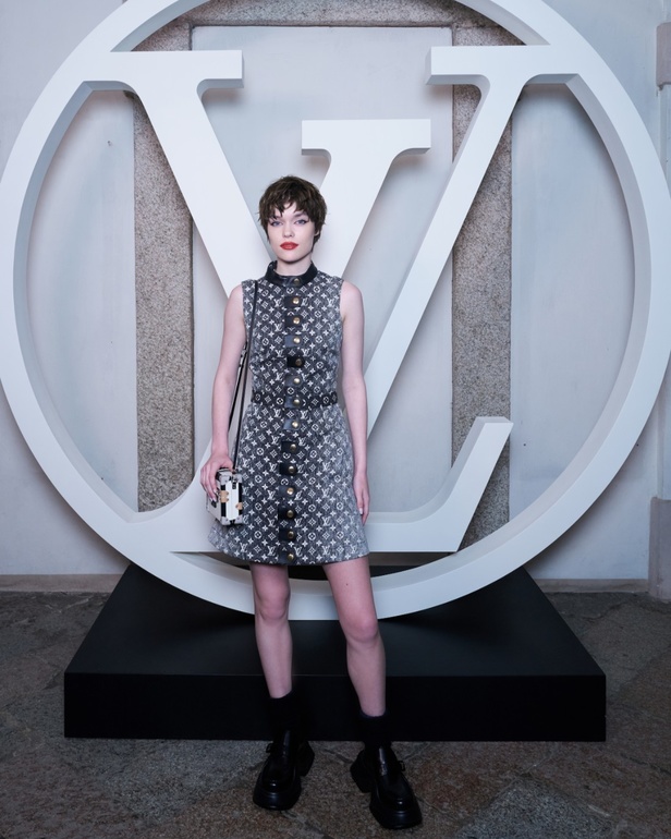 لويس فويتون تقدّم مجموعة Cruise 2024 بأجواء خيالية في إيزولا بيلا 