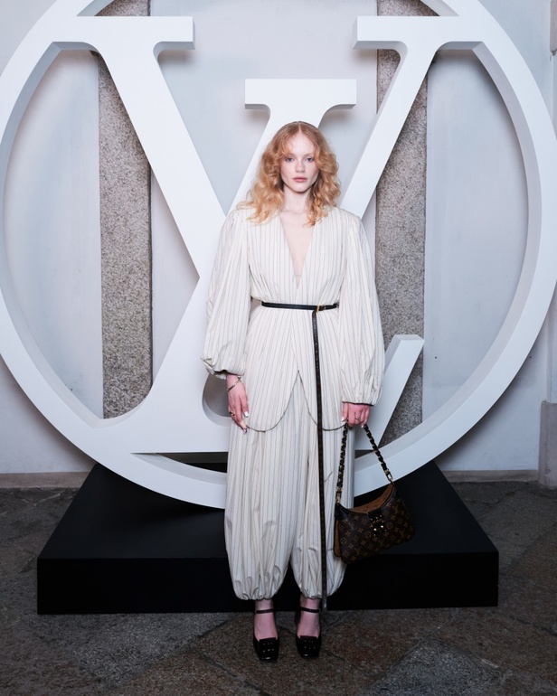 لويس فويتون تقدّم مجموعة Cruise 2024 بأجواء خيالية في إيزولا بيلا 