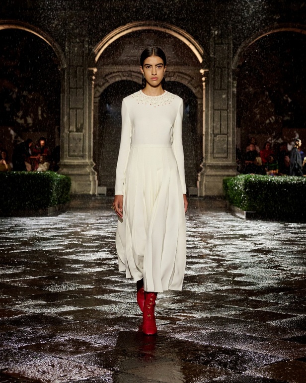 مجموعة Dior Cruise لعام 2024: احتفال بـ"فريدا كاهلو" والحرفية الاستثنائية