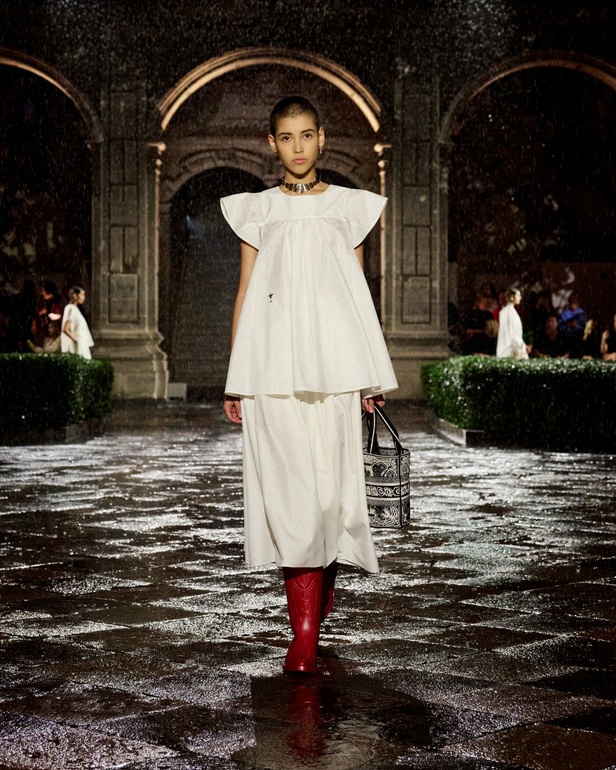 مجموعة Dior Cruise لعام 2024: احتفال بـ"فريدا كاهلو" والحرفية الاستثنائية