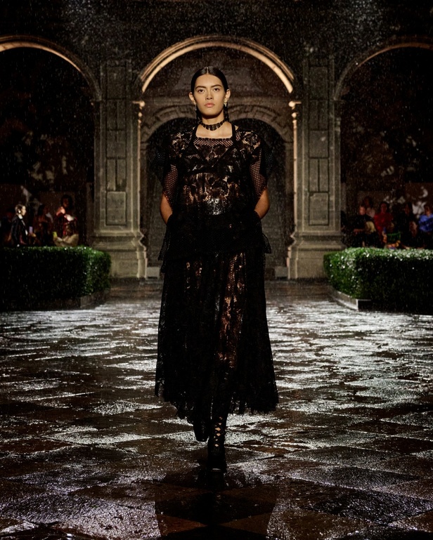 مجموعة Dior Cruise لعام 2024: احتفال بـ"فريدا كاهلو" والحرفية الاستثنائية