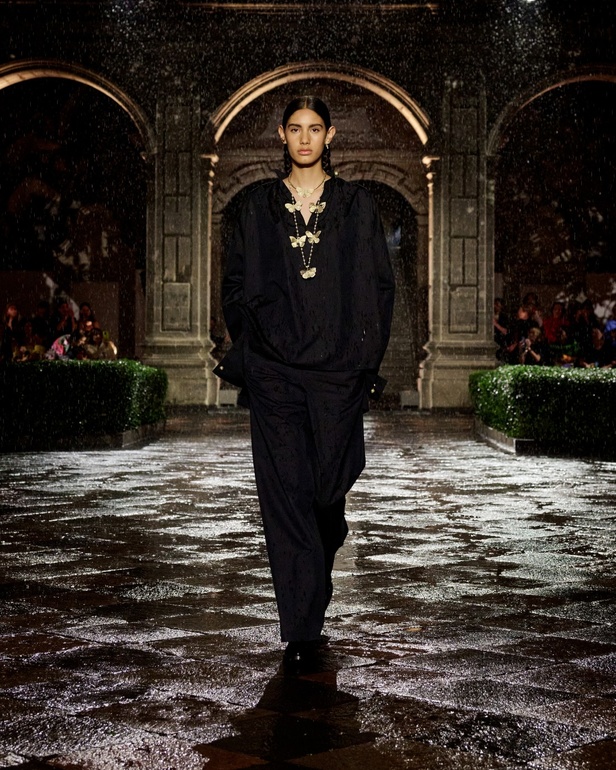 مجموعة Dior Cruise لعام 2024: احتفال بـ"فريدا كاهلو" والحرفية الاستثنائية