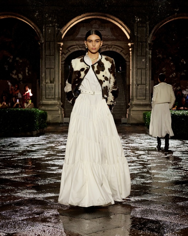 مجموعة Dior Cruise لعام 2024: احتفال بـ"فريدا كاهلو" والحرفية الاستثنائية