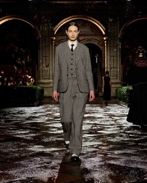 مجموعة Dior Cruise لعام 2024: احتفال بـ"فريدا كاهلو" والحرفية الاستثنائية