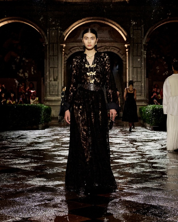 مجموعة Dior Cruise لعام 2024: احتفال بـ"فريدا كاهلو" والحرفية الاستثنائية