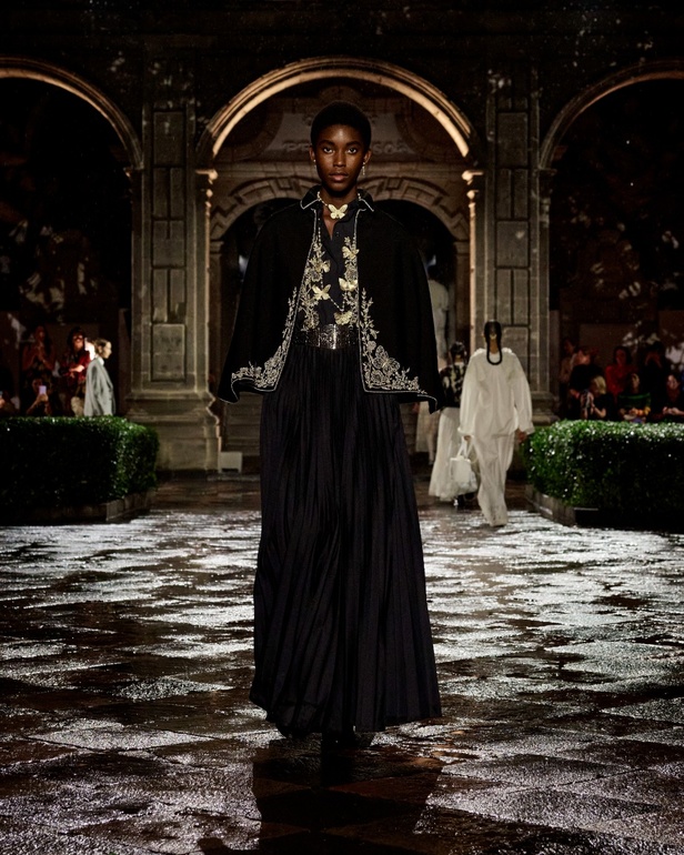 مجموعة Dior Cruise لعام 2024: احتفال بـ"فريدا كاهلو" والحرفية الاستثنائية