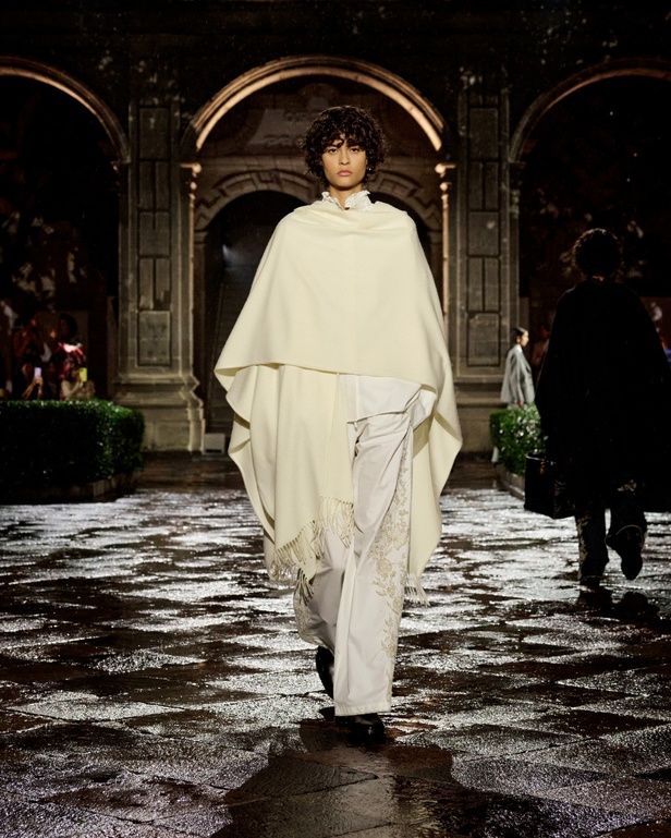 مجموعة Dior Cruise لعام 2024: احتفال بـ"فريدا كاهلو" والحرفية الاستثنائية