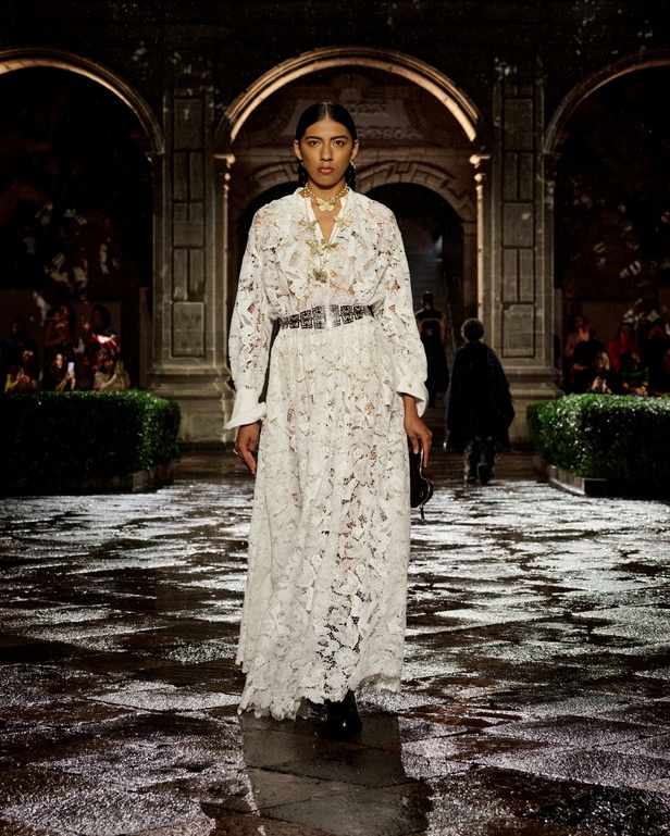 مجموعة Dior Cruise لعام 2024: احتفال بـ"فريدا كاهلو" والحرفية الاستثنائية