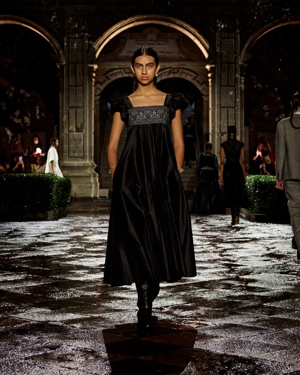 مجموعة Dior Cruise لعام 2024: احتفال بـ"فريدا كاهلو" والحرفية الاستثنائية