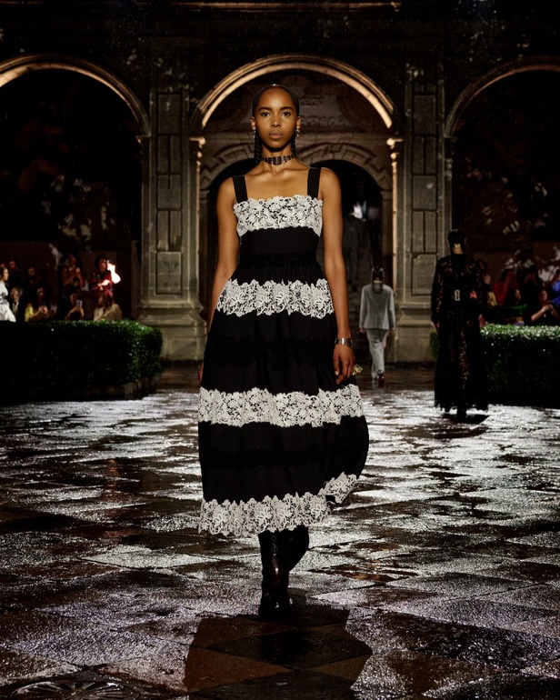 مجموعة Dior Cruise لعام 2024: احتفال بـ"فريدا كاهلو" والحرفية الاستثنائية